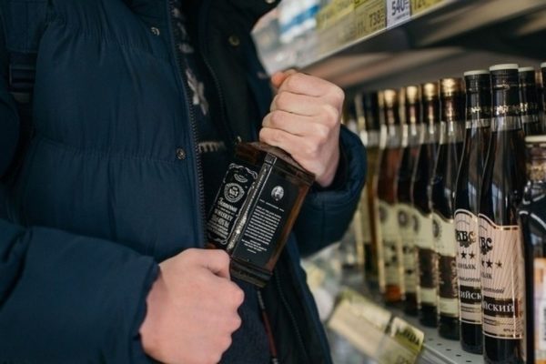 В александрийских магазинах воруют виски и духи