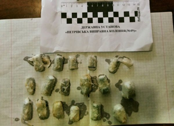 17 свертков с наркотиками в животном жире пытались передать осужденному