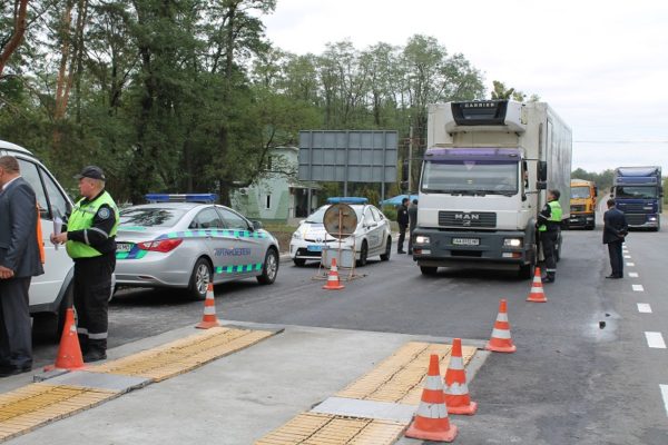 Более 1 млн. грн и 22 тыс. евро заплатят за 93 переполненных грузовика