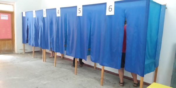 Члены Александрийской территориальной избирательной комиссии распространяют политическую агитацию