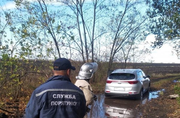 Возле Пантаевки в яме застрял автомобиль «Kia Forte»