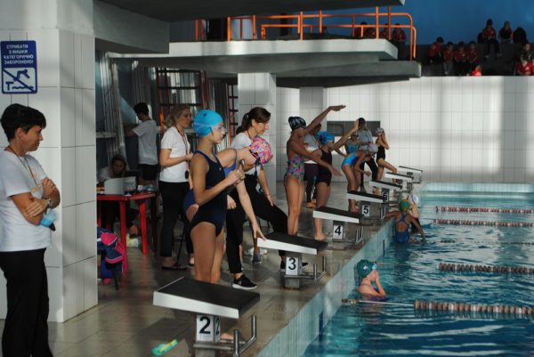 В Александрии прошли соревнования по плаванию среди детей