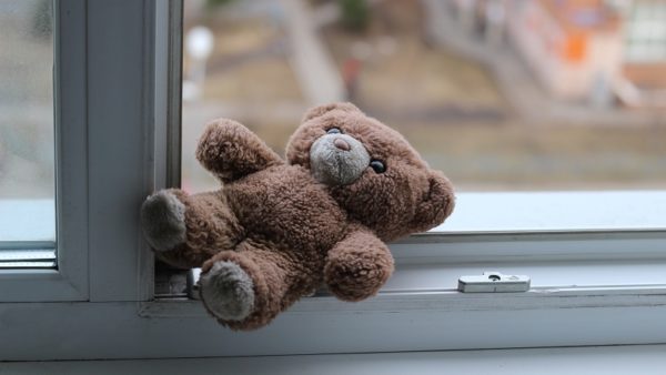 В Кропивницком 4-летняя девочка выпала из окна 8-го этажа: открыто уголовное производство