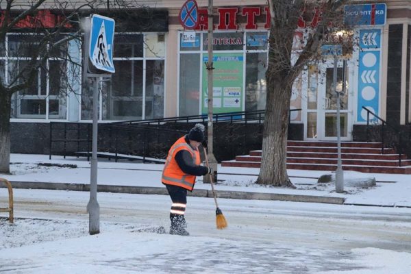 В Александрии 5 единиц спецтехники и коммунальщики расчищают дороги и тротуары от снега (ФОТО)