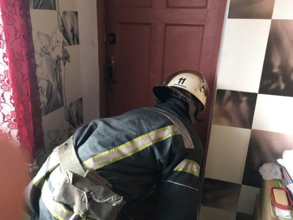 Александрийские спасатели оказали помощь мужчине, который находился за закрытой дверью (ФОТО)