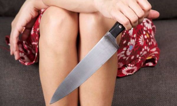 Жительницу Кировоградской области подозревают в нанесение 15 ножовых ударов родной сестре