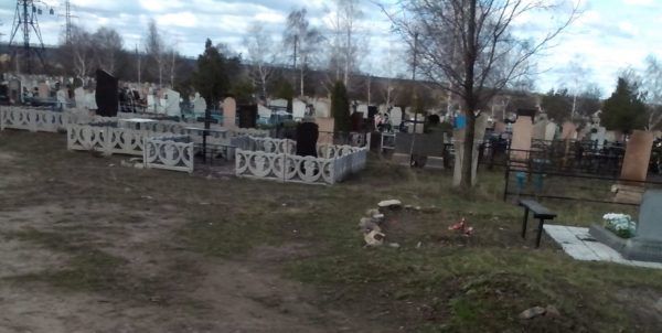 В Александрии работники КП «Ритуал» убирают территории пяти кладбищ
