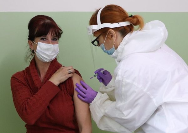 В Александрии против коронавируса вакцинируют учителей. Как записаться в очередь на прививки?