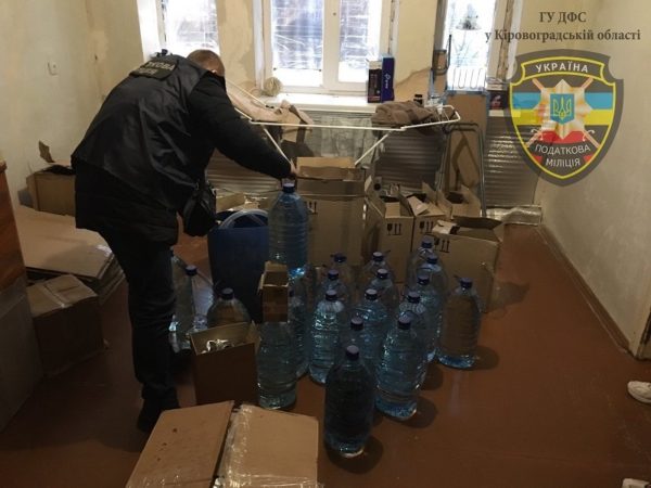 Александриец в арендованной квартире полтора года изготавливал незаконный алкоголь и продавал его жителям Кировоградской области (ФОТО)