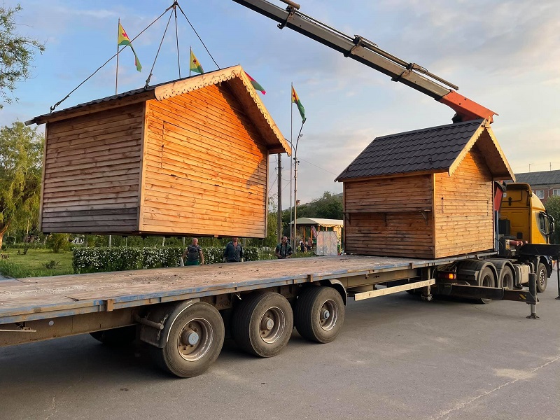 Соборную площадь освободили от деревянных киосков (ФОТО)