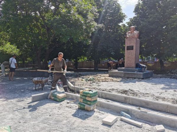 В Александрии продолжается реконструкция памятника Тарасу Шевченко (ФОТО)