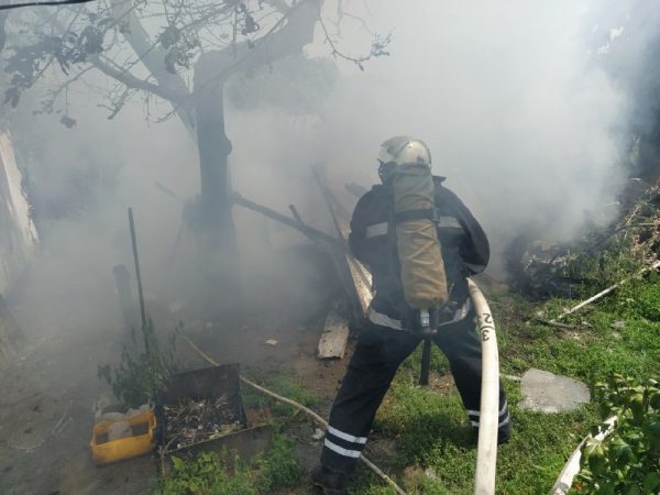В Александрии на улице Дибровы на территории одного из частных домов произошел пожар