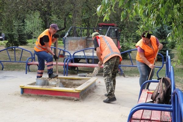 В Александрии коммунальщики завозят песок на детские площадки и ремонтируют качели (ФОТО)
