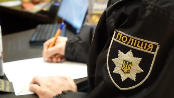 Полицейского подозревают в том, что в соцсети он представился солдатом АТО и выманил у женщины 38 тыс. грн