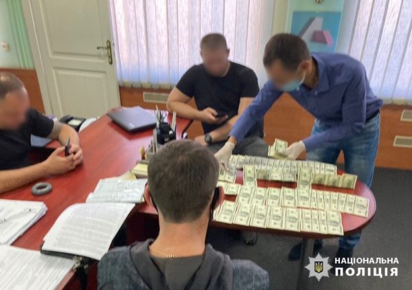Александриец пытался откупиться взяткой в 10 тыс. долларов за совершение двух преступлений