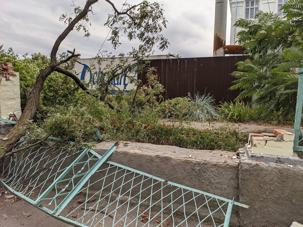 В Александрии ветка упала на забор 2-ой школы и сломала его