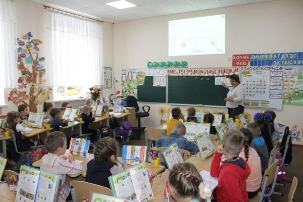 В Александрии школы частично переходят на очное обучение
