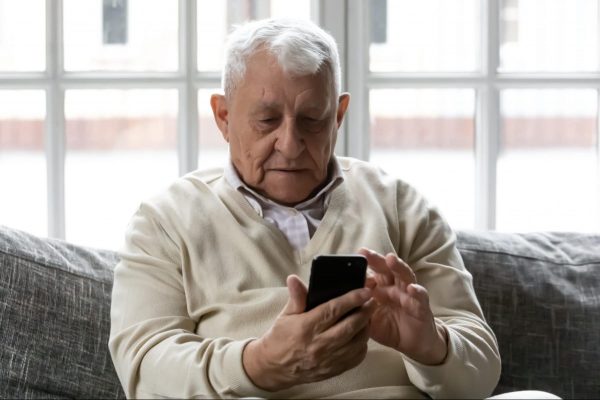 Вакцинированные пенсионеры получат по бесплатному смартфону