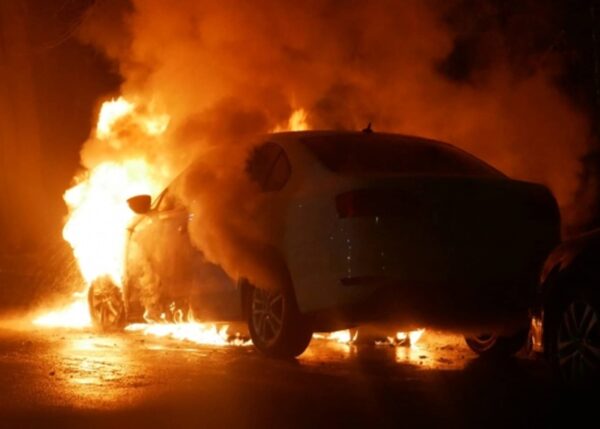 В Александрии ночью на парковке подожгли 4 автомобиля (ВИДЕО)