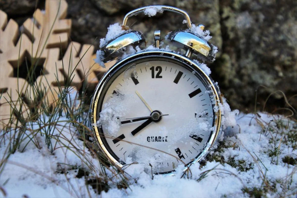 Когда переводят часы на зимнее время 2022 года в Украине и как это влияет на здоровье